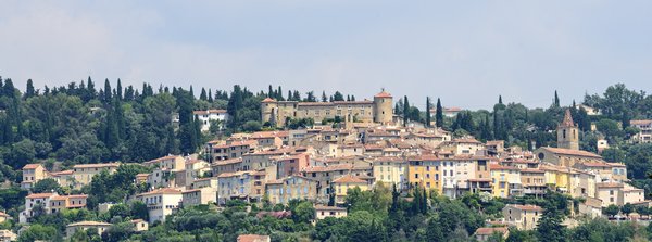 Est-il possible de louer une maison de vacances en Provence avec des ateliers de cuisine et des randonnées guidées?